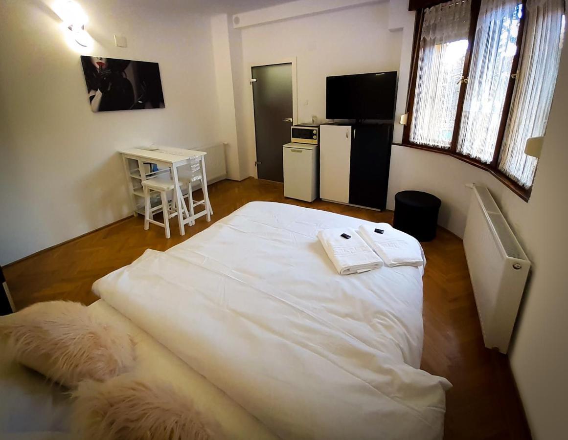 Black &white Apartment *